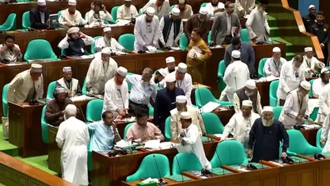 দুর্বল জাতীয় মানবাধিকার কমিশন বিলের প্রতিবাদে বিরোধী দলের ওয়াকআউট
