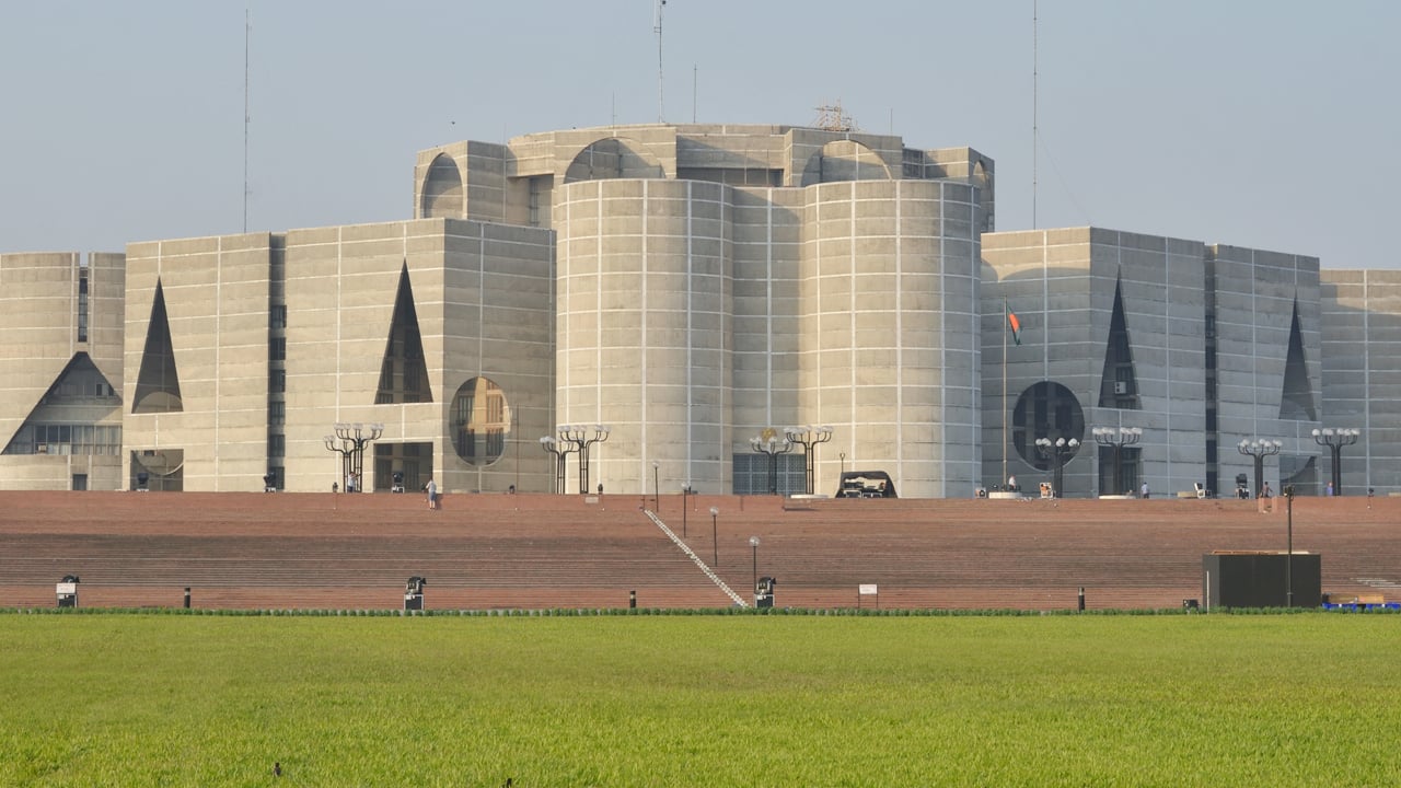 নিরাপত্তার চাদরে সংসদ ভবন এলাকা