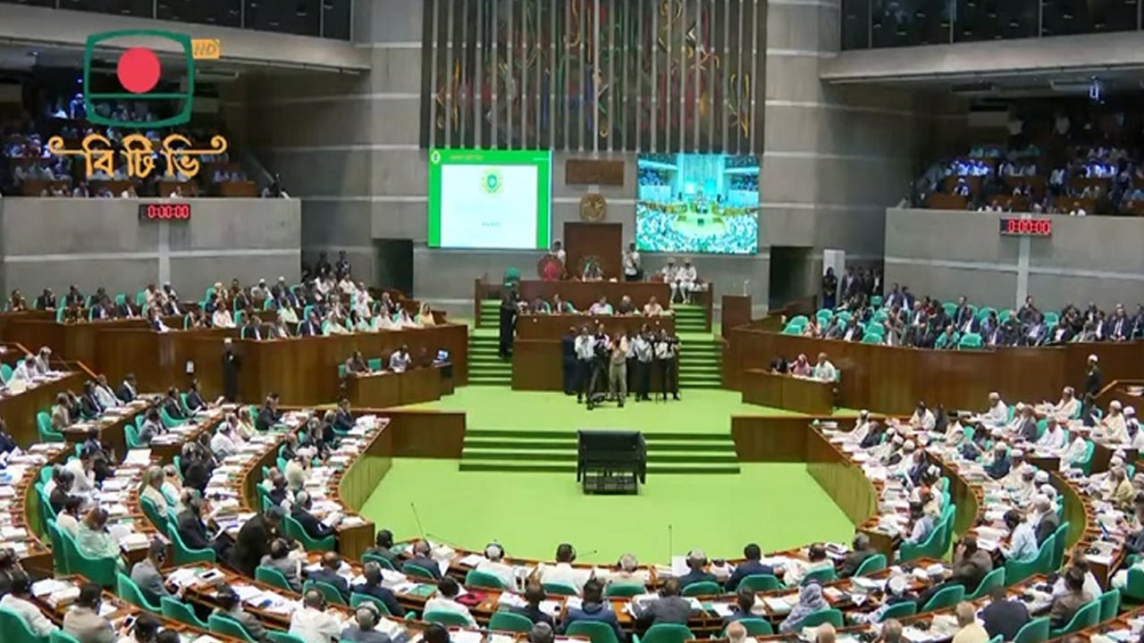 হেডফোন নিয়ে লুটপাটের অভিযোগ শাহজাহান চৌধুরীর