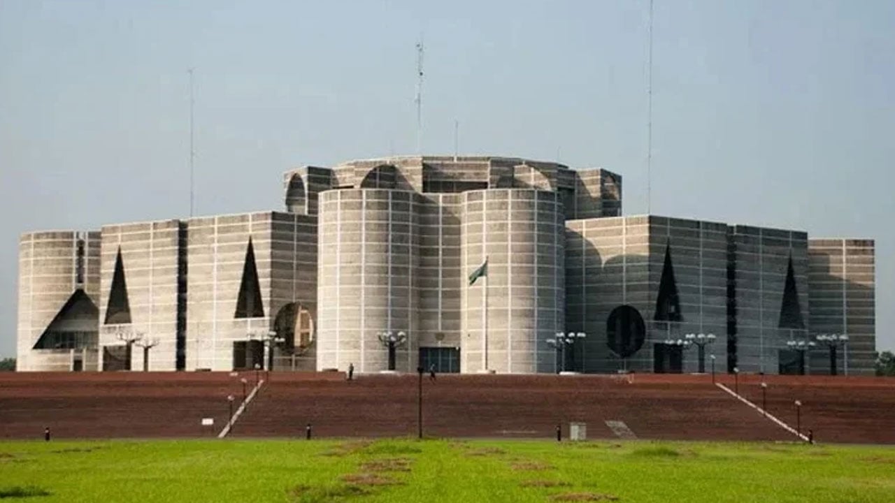 সড়ক পরিবহনমন্ত্রী আ.লীগের মন্ত্রীদের মতো উত্তর দিয়েছেন