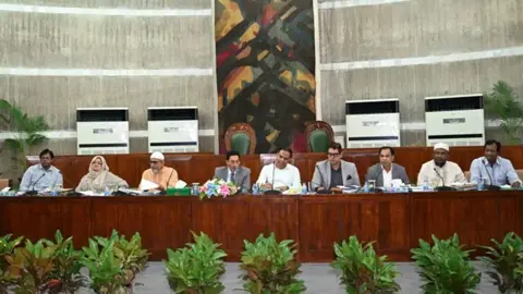 আবাসিক এলাকায় নকশার ব্যত্যয় ঘটিয়ে ভবন নির্মাণ বন্ধে কঠোর পদক্ষেপের সুপারিশ
