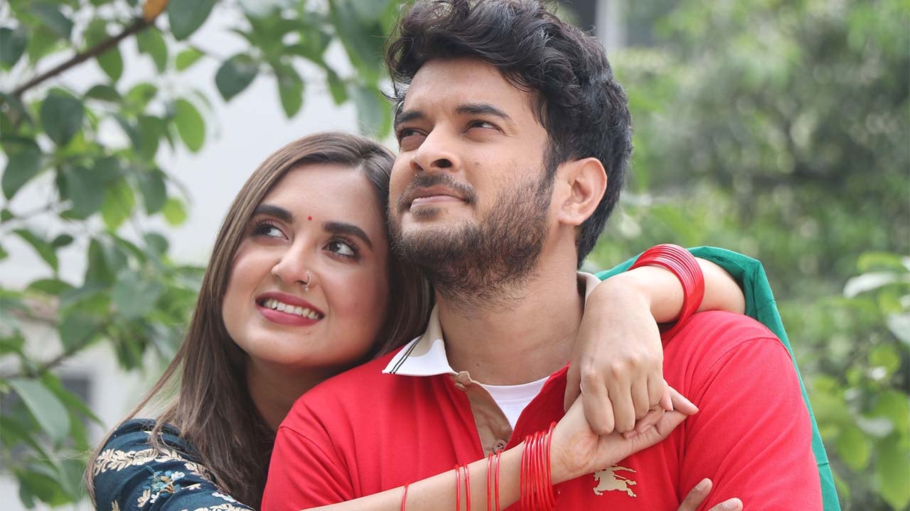 পার্থ-বৃষ্টির ‘এই শহরে মেঘেরা একা’