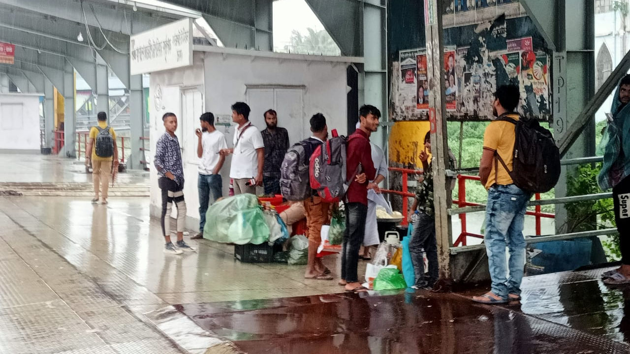 লঞ্চ বন্ধে সদরঘাটে যাত্রীদের ভোগান্তি