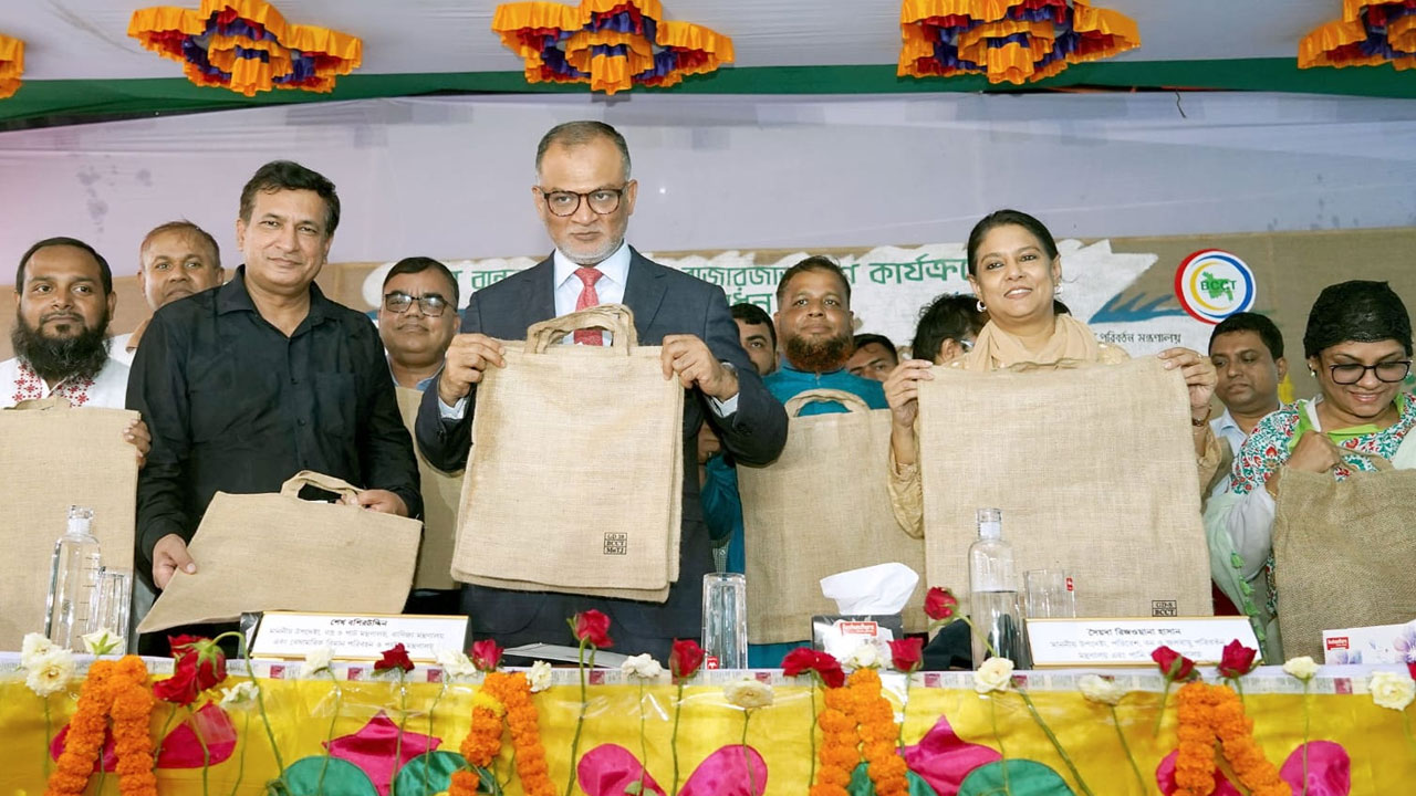 সাশ্রয়ীমূল্যে পাটের ব্যাগ বাজারজাতকরণ উদ্বোধন করলেন দুই উপদেষ্টা