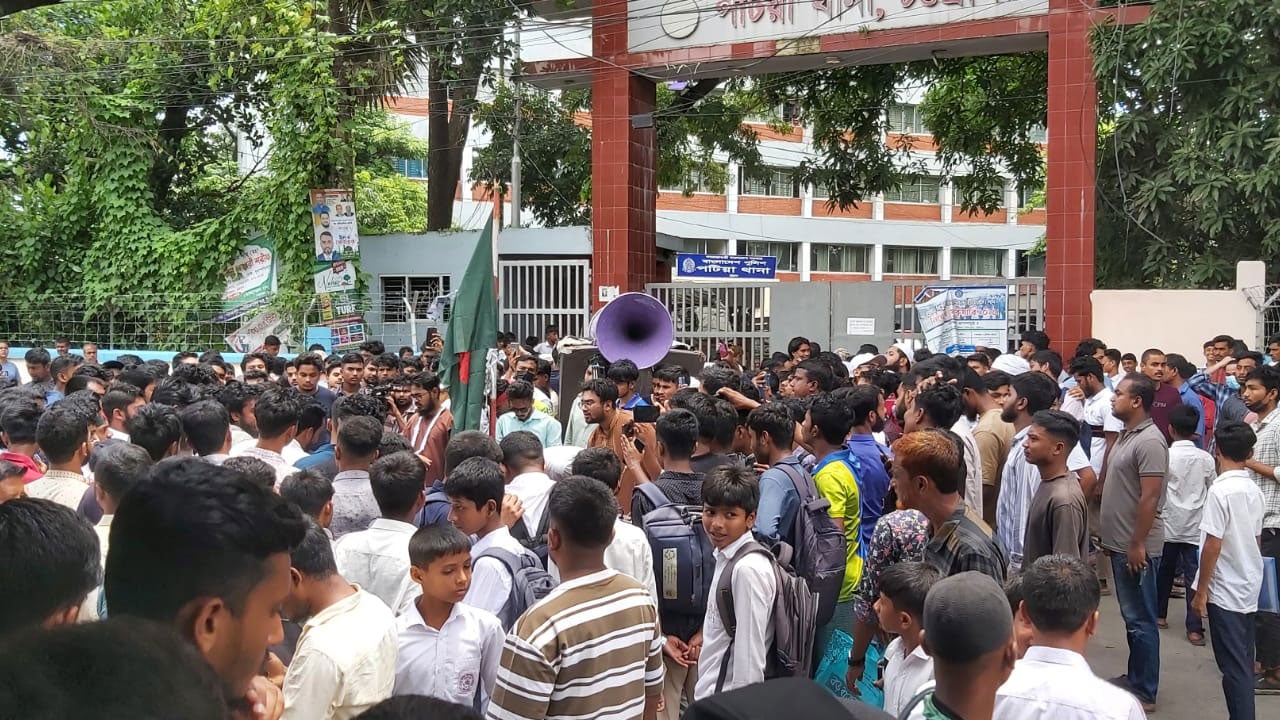 পটিয়ায় বৈষম্যবিরোধী ছাত্রদের ওপর পুলিশের লাঠিচার্জ, সড়ক অবরোধ