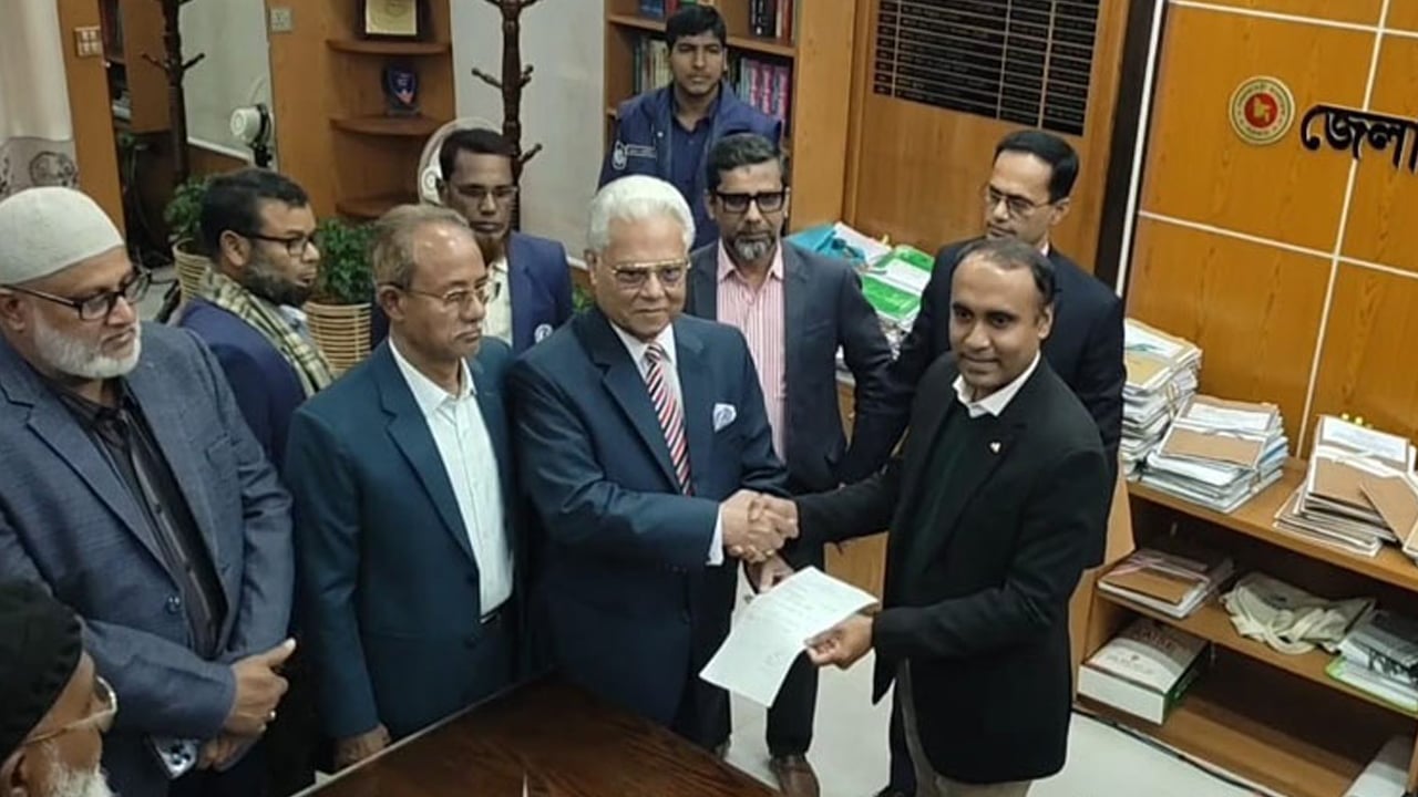 পটুয়াখালী-১ আসনে আলতাফ হোসেন চৌধুরীর মনোনয়নপত্র দাখিল