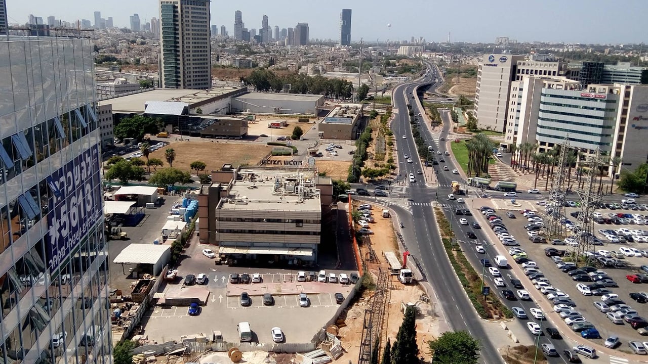 তেলআবিবের পাশের শহরে ইরানের ক্ষেপণাস্ত্র হামলা