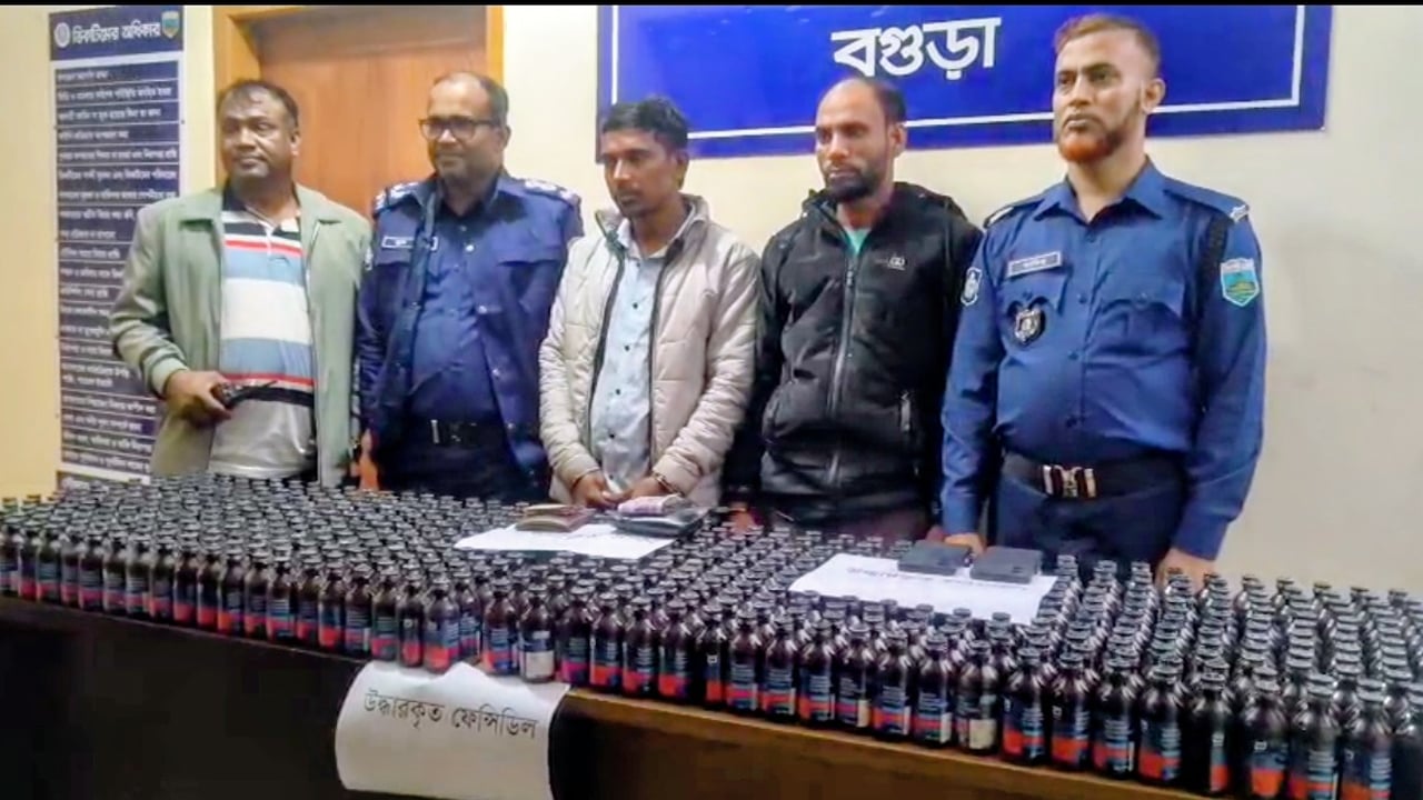 মিনি কাভার্ডভ্যানে মিলল ৬শ বোতল ফেনসিডিল