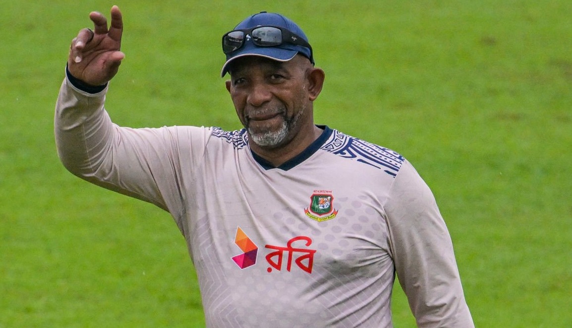 হেড কোচ সিমন্স থাকছেন, ২০২৭ পর্যন্ত