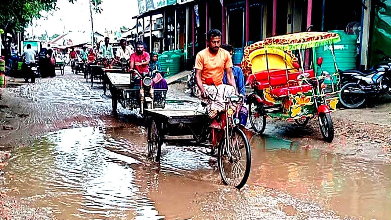 সংস্কারের অভাবে ভেঙে পড়েছে ফুলপুরের সড়ক যোগাযোগ