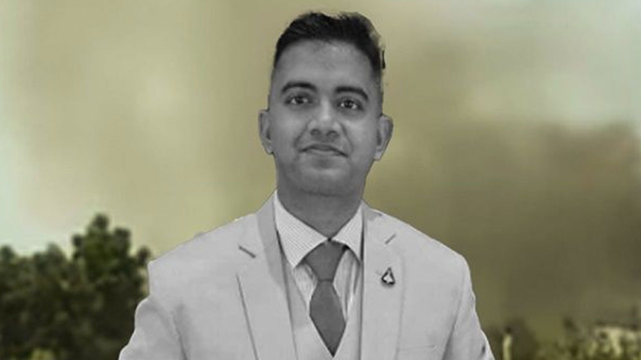 ‘চাল ভেঙে আমার ঘরের মধ্যে পড়েন পাইলট’