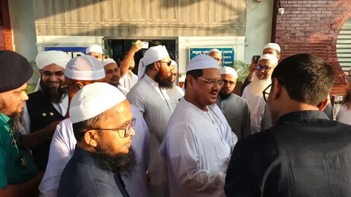যুক্তরাষ্ট্রের উদ্দেশে ঢাকা ছাড়লেন চরমোনাই পীর