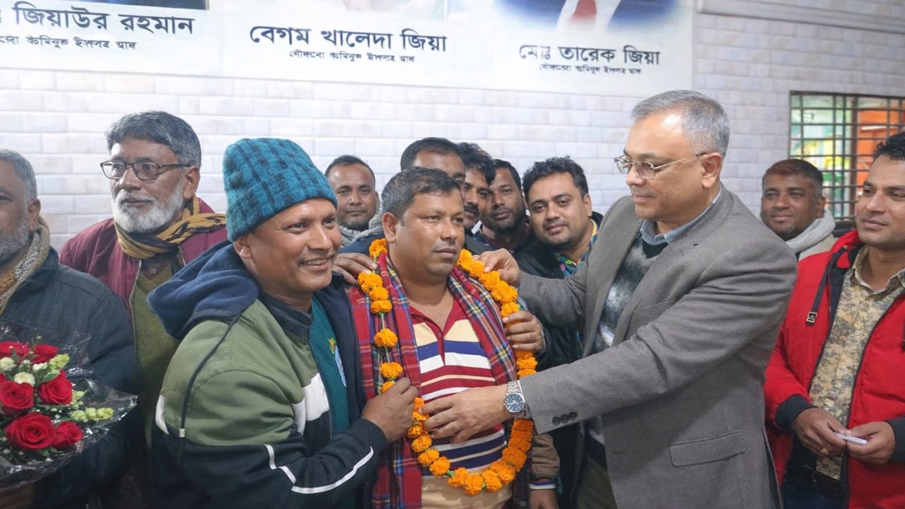 যুবলীগ-ছাত্রলীগ নেতাকে ফুলের মালা দিয়ে দলে ভেড়ালেন বিএনপি সভাপতি