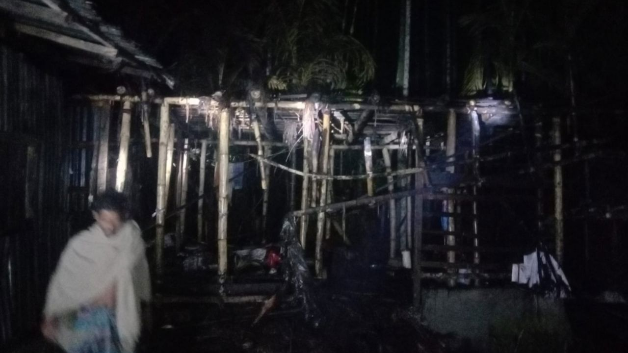 ইন্দুরকানীতে গভীর রাতে বসতঘরে আগুন, লুটপাট; আহত ১