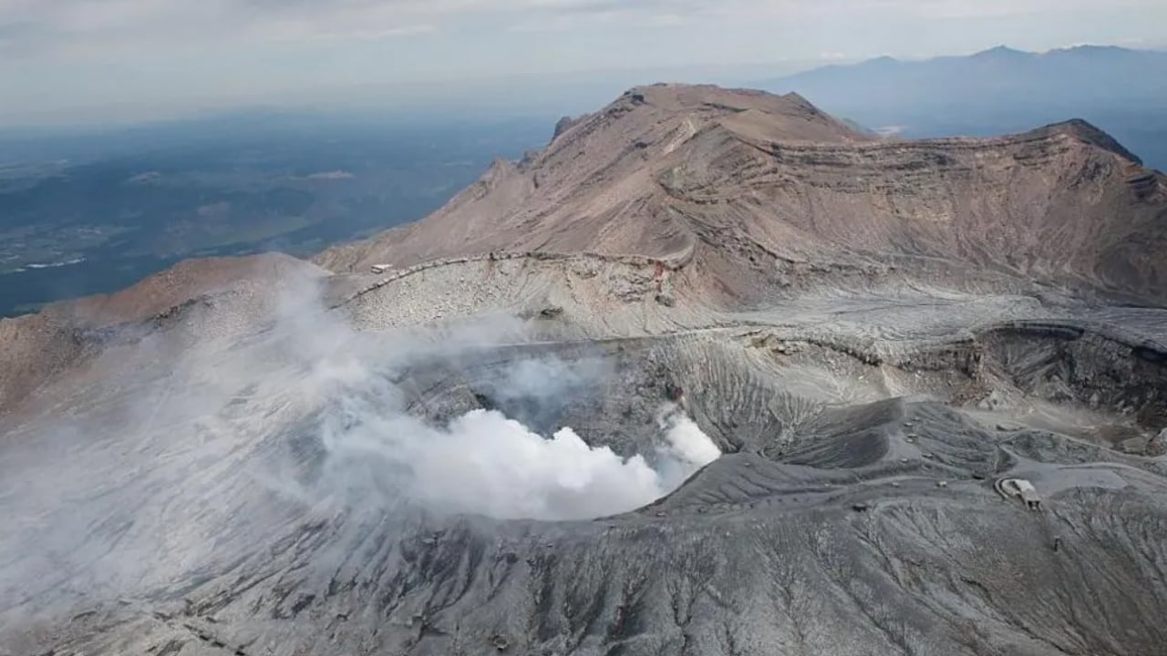 জাপানে আগ্নেয়গিরির কাছে হেলিকপ্টার নিখোঁজ