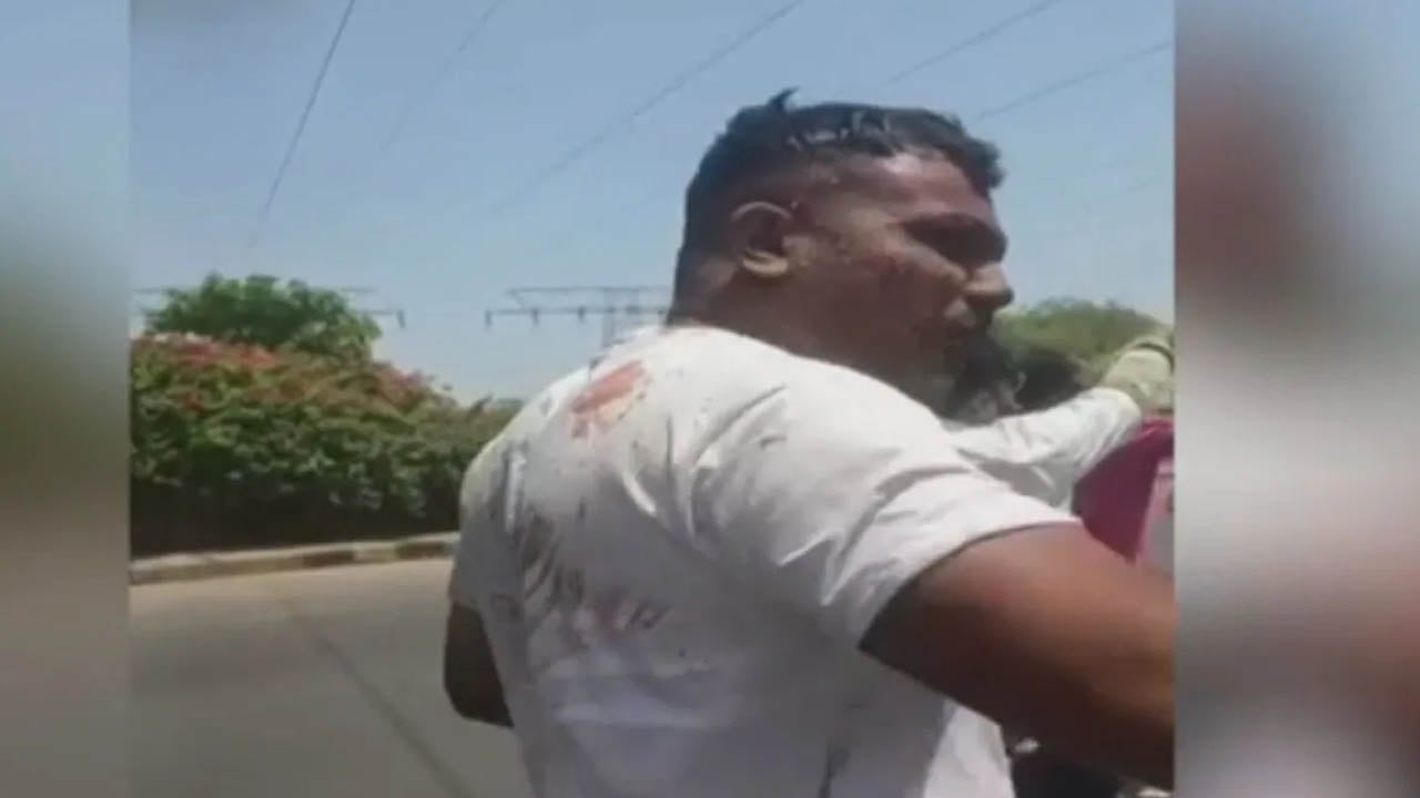 বিমান দুর্ঘটনায় বেঁচে গেলেন এক যাত্রী, হেঁটে যাওয়ার ভিডিও প্রকাশ