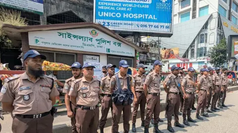 সেন্ট্রাল ইউনিভার্সিটির আন্দোলনকে ঘিরে সাইন্সল্যাবে পুলিশের অবস্থান