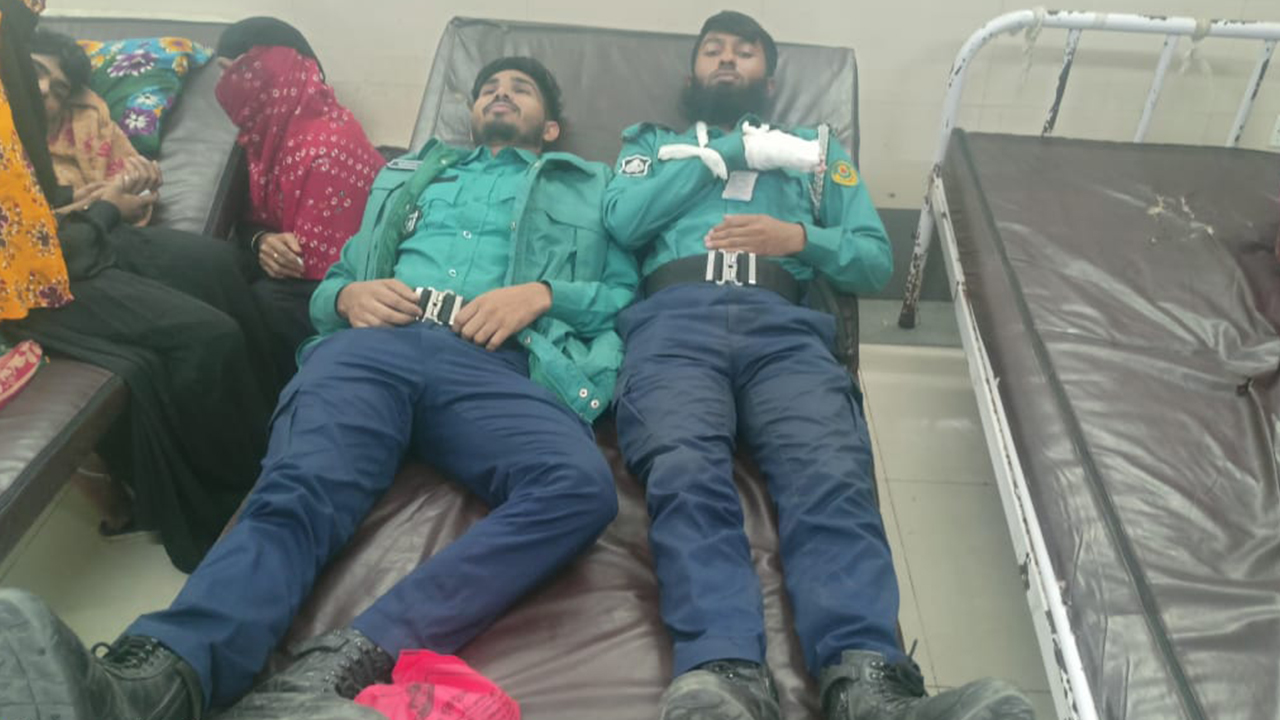 পরিচয় জানতে চাওয়ায় হামলা, ৫ পুলিশ সদস্য আহত