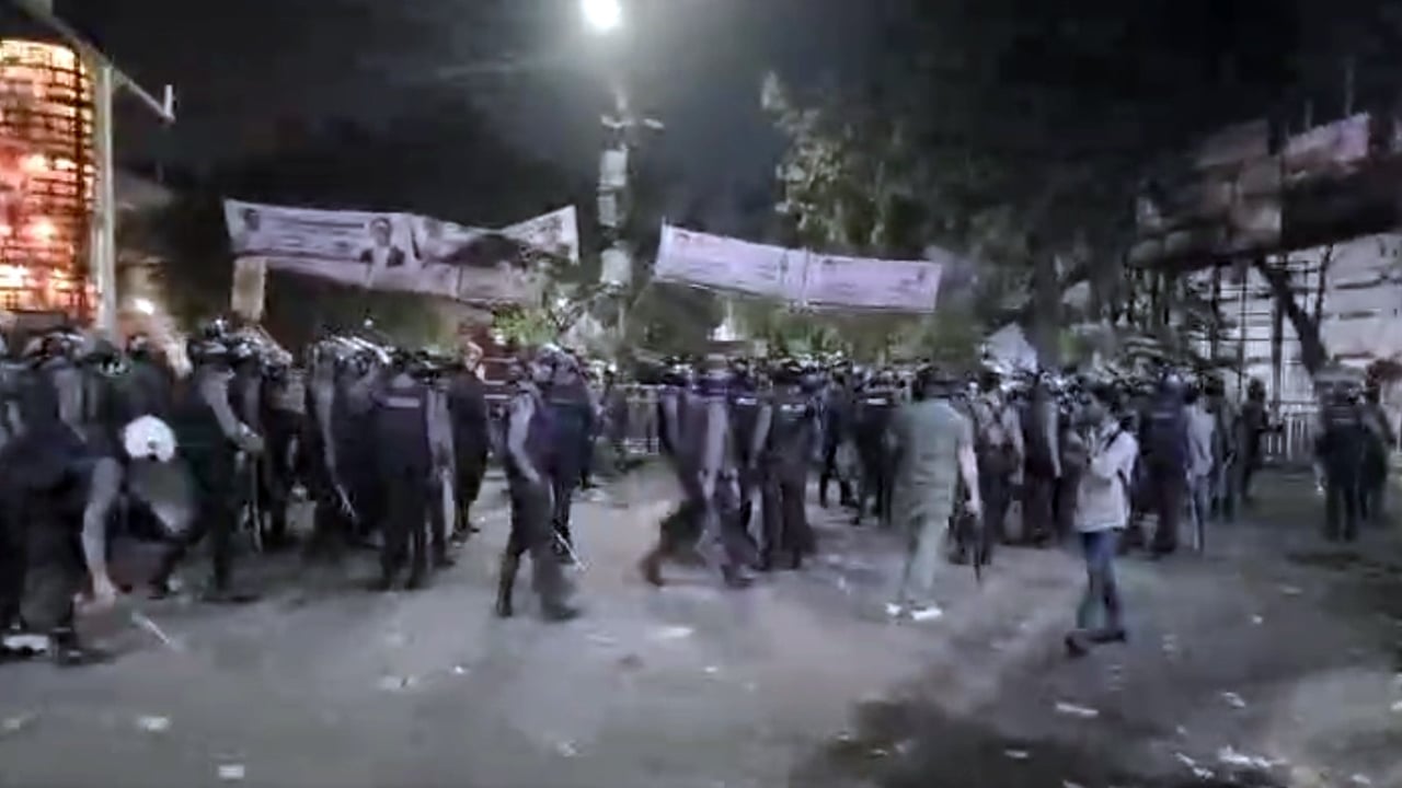 ফের ইনকিলাব মঞ্চের নেতাকর্মীদের ছত্রভঙ্গ করে দিলো পুলিশ