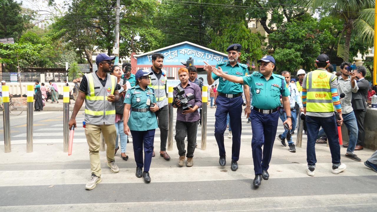 নিরাপদ পথচারী পারাপারে প্রকল্প পরিদর্শন অতিরিক্ত পুলিশ কমিশনারের