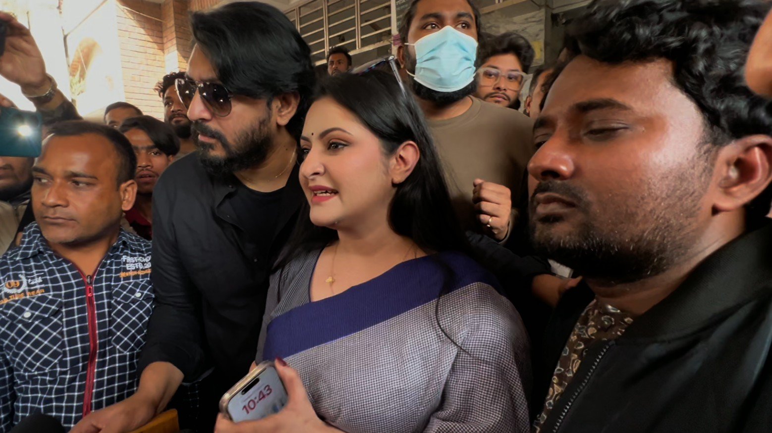 আত্মসমর্পণ করে জামিন পেলেন পরীমনি