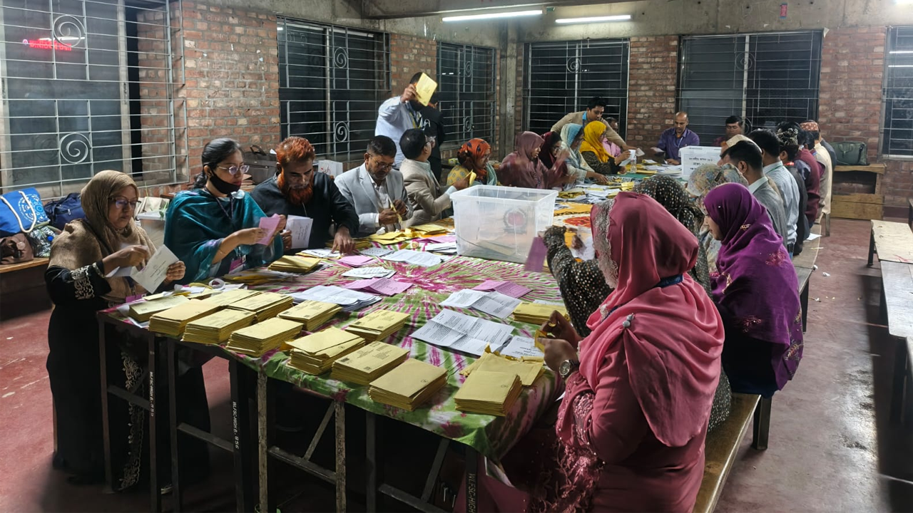 ঢাকার ১৩টি আসনের পোস্টাল ভোট গণনা শুরু