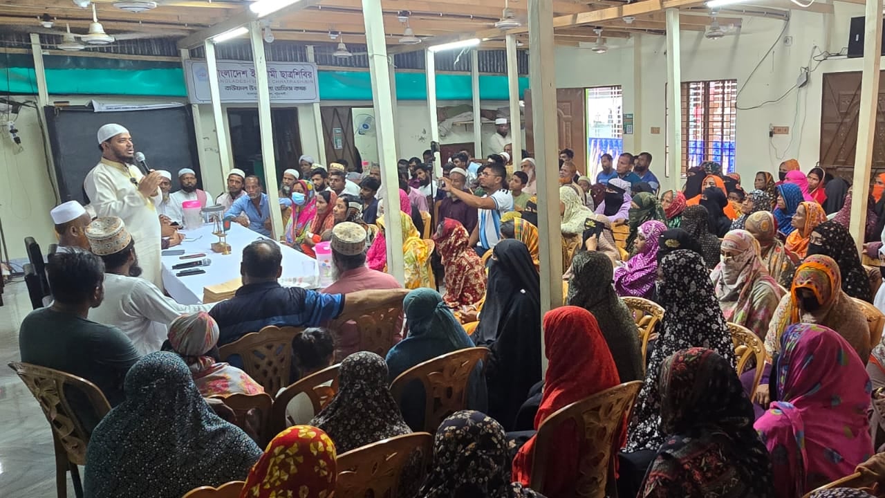 বাউফলে প্রধানমন্ত্রীর ত্রাণ তহবিলের টাকা পেল অসহায় দুস্থরা