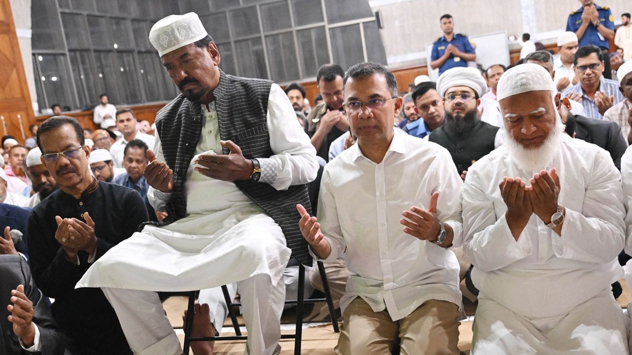 স্পিকারের সহধর্মিণীর দোয়া মাহফিলে অংশ নিলেন প্রধানমন্ত্রী