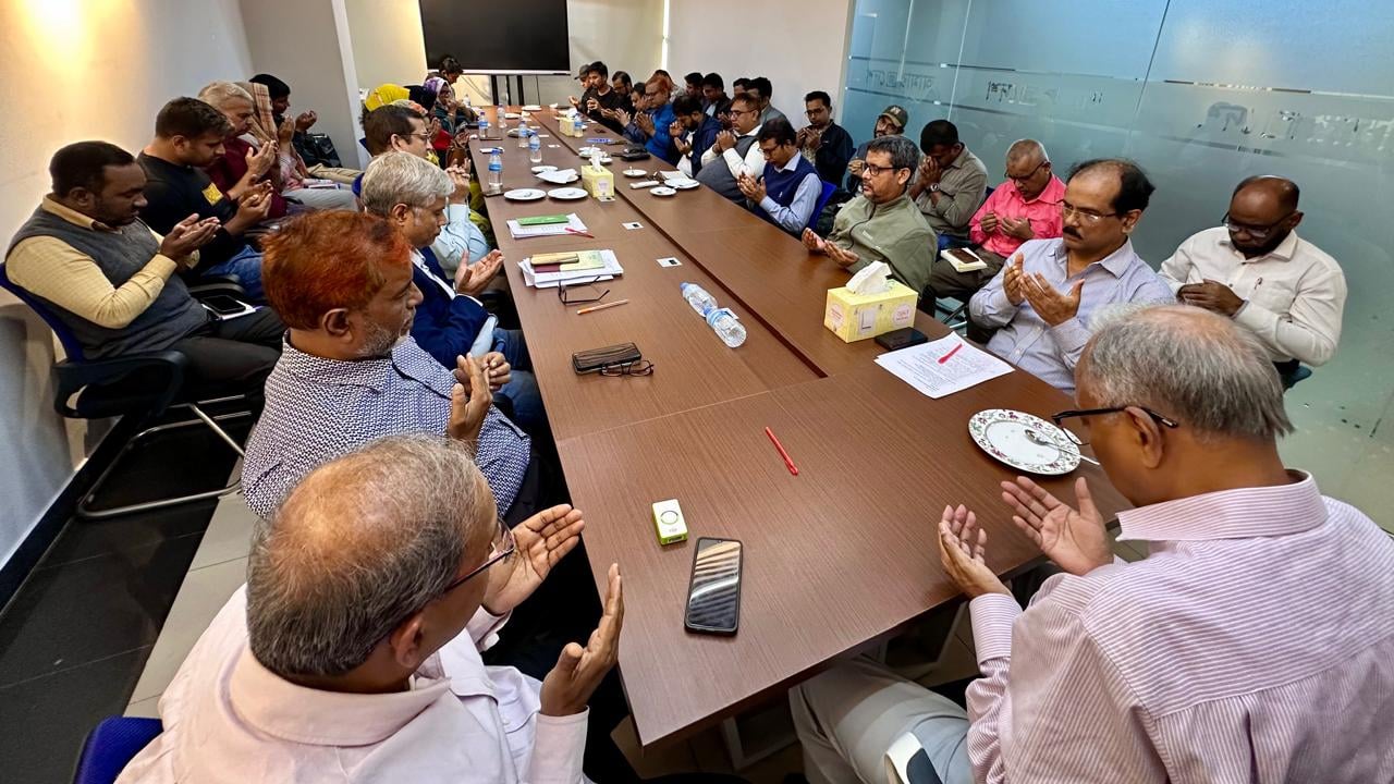 ওসমান হাদির সুস্থতা কামনায় আমার দেশ কার্যালয়ে দোয়া