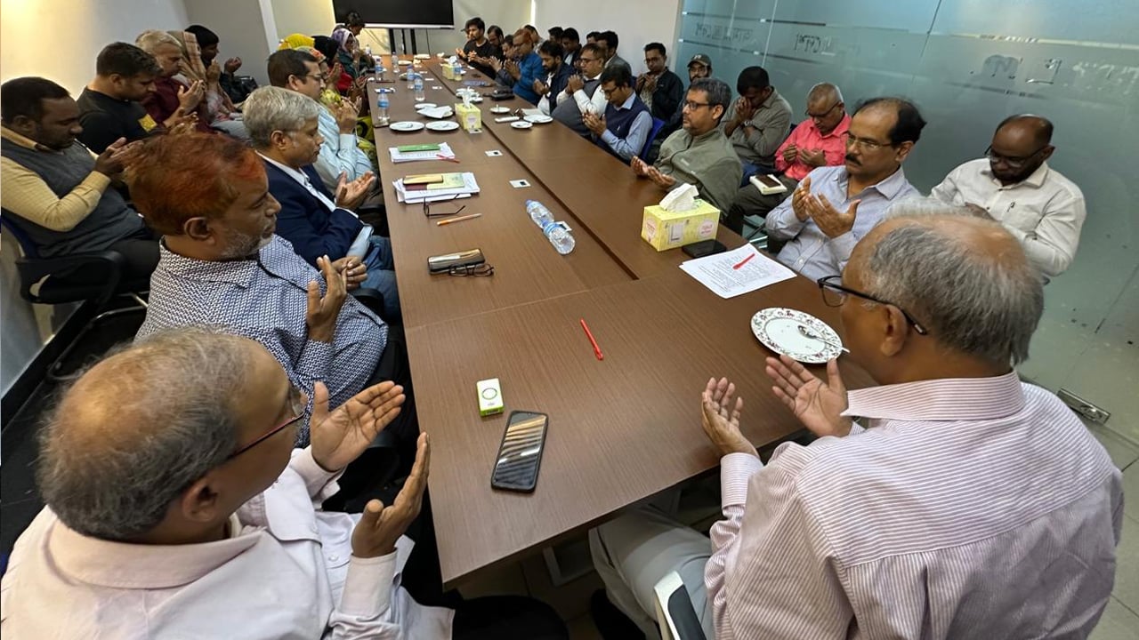 ওসমান হাদির সুস্থতা কামনায় আমার দেশ কার্যালয়ে দোয়া