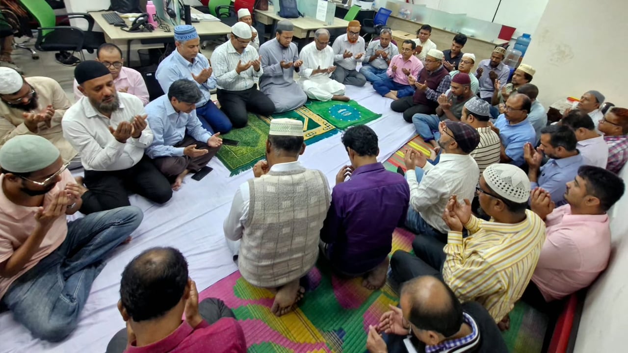 খালেদা জিয়ার সুস্থতা কামনায় আমার দেশ কার্যালয়ে দোয়া