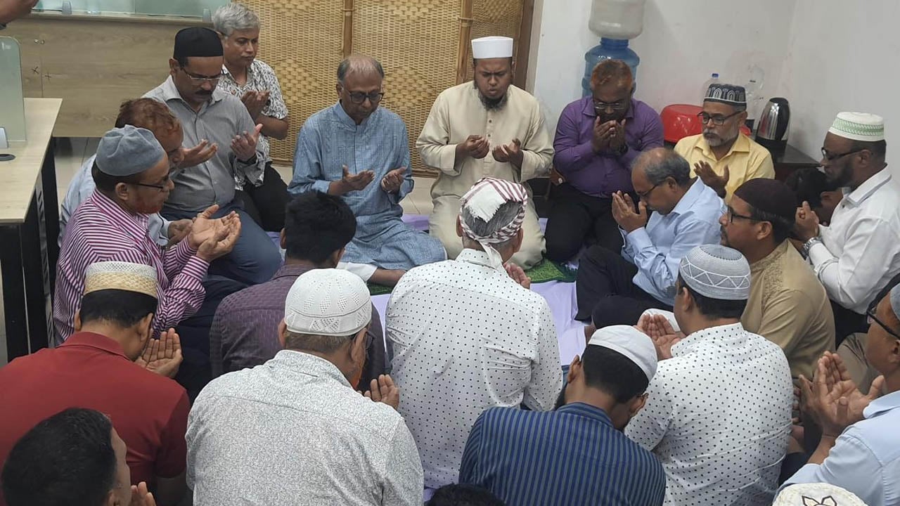 আমার দেশ কার্যালয়ে মাহমুদুর রহমানের মায়ের মাগফিরাত কামনায় দোয়া