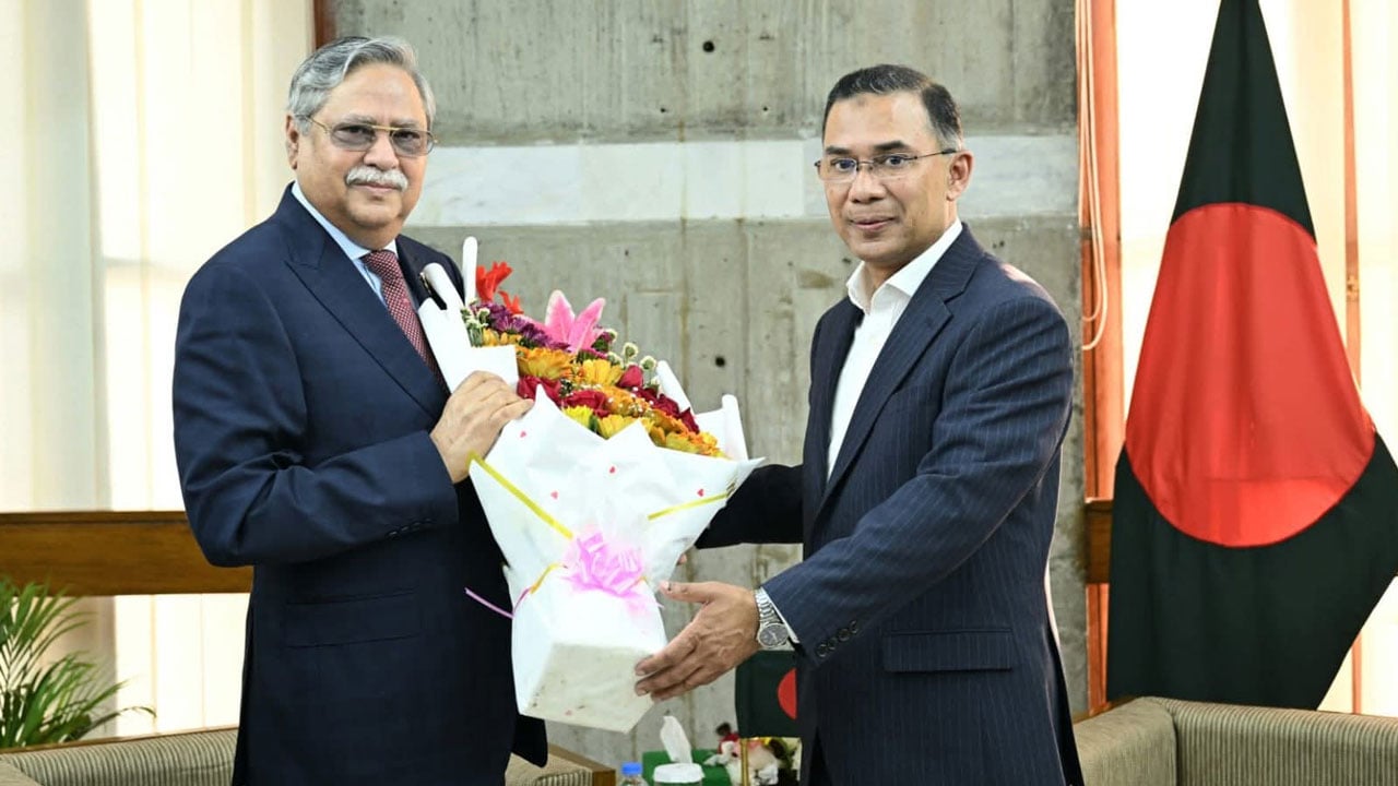 রাষ্ট্রপতির সঙ্গে প্রধানমন্ত্রীর শুভেচ্ছা বিনিময়