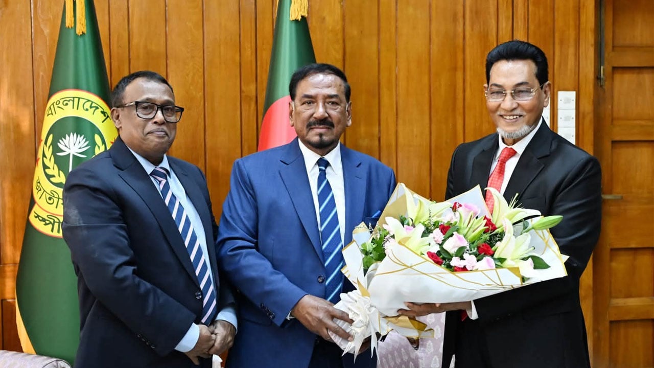 রাষ্ট্রপতির দায়িত্ব নেওয়ায় হাফিজ উদ্দিনকে ফুলেল শুভেচ্ছা