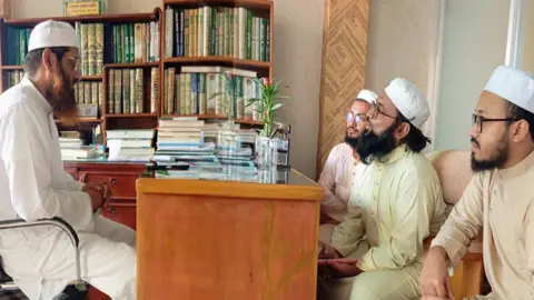 মামুনুল হকের সঙ্গে ন্যাশনাল ওলামা অ্যালায়েন্সের গবেষণা ও প্রকাশনা সেলের সাক্ষাৎ
