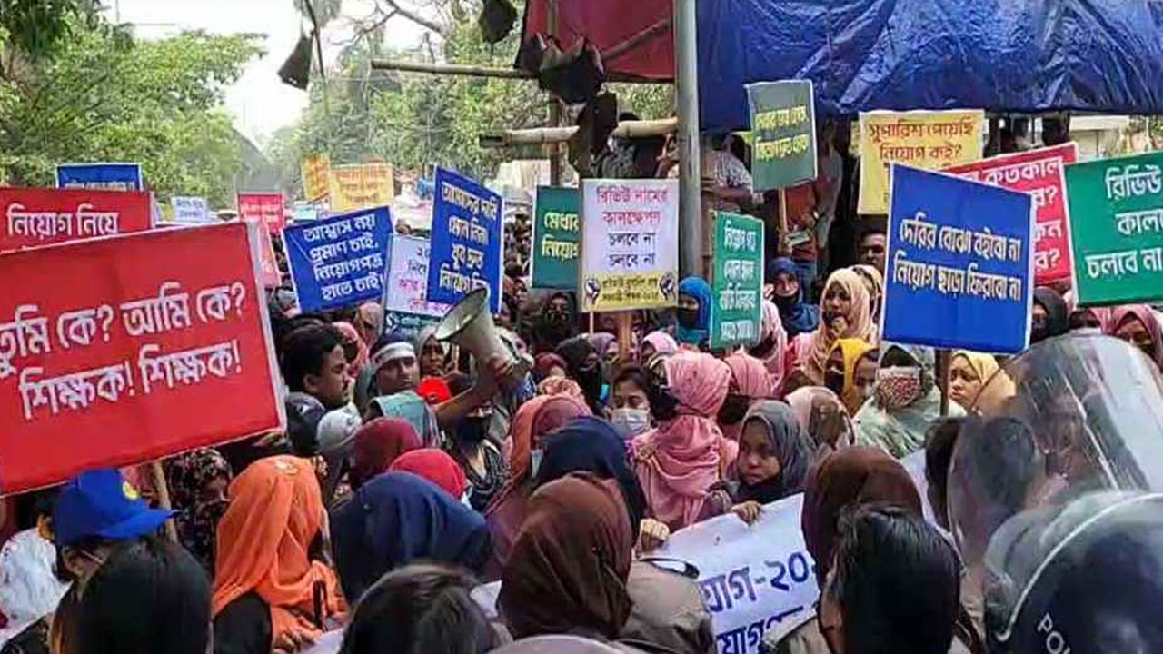 যোগদান ও পদায়নের দাবিতে শাহবাগে প্রাথমিকের সুপারিশপ্রাপ্ত শিক্ষকেরা
