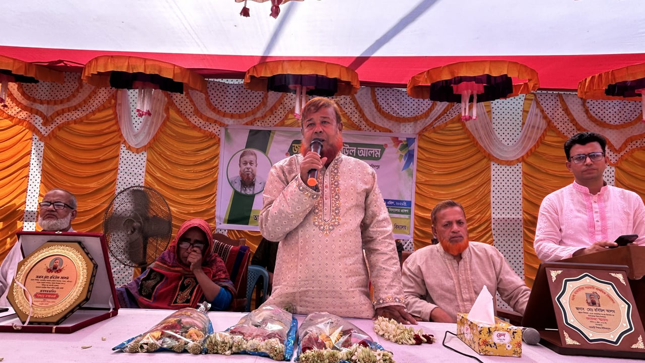 ৩৬ বছরের কর্মজীবন শেষে প্রধান শিক্ষককে অশ্রুসিক্ত বিদায়