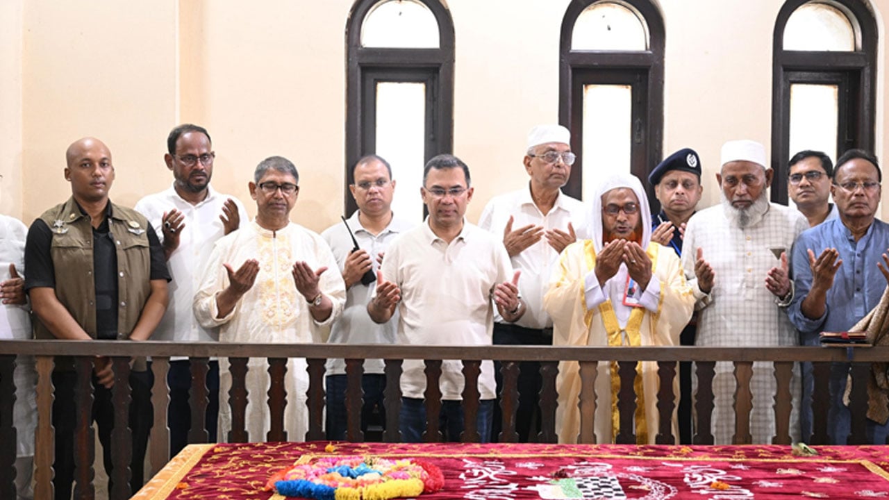 মওলানা আবদুল হামিদ খান ভাসানীর কবর জিয়ারত করলেন প্রধানমন্ত্রী