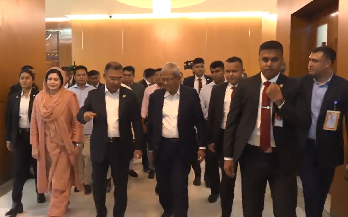 প্রথম বিদেশ সফর শেষে দেশে ফিরেছেন প্রধানমন্ত্রী