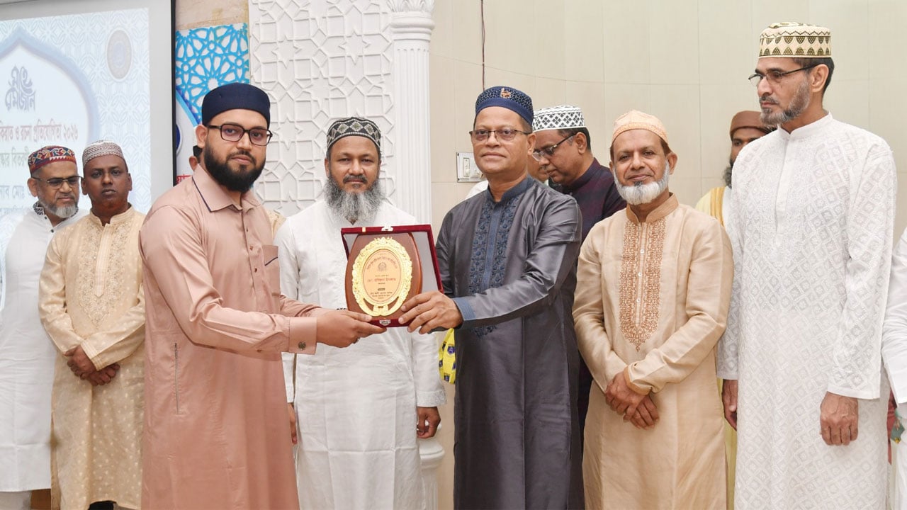 পুলিশের আজান, কেরাত ও রচনা প্রতিযোগিতায় বিজয়ীদের পুরস্কার দিলেন আইজিপি