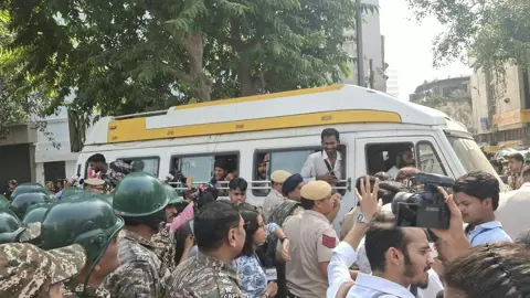 ককরোচদের আটক করে ছত্রশাল স্টেডিয়ামে নিচ্ছে দিল্লি পুলিশ