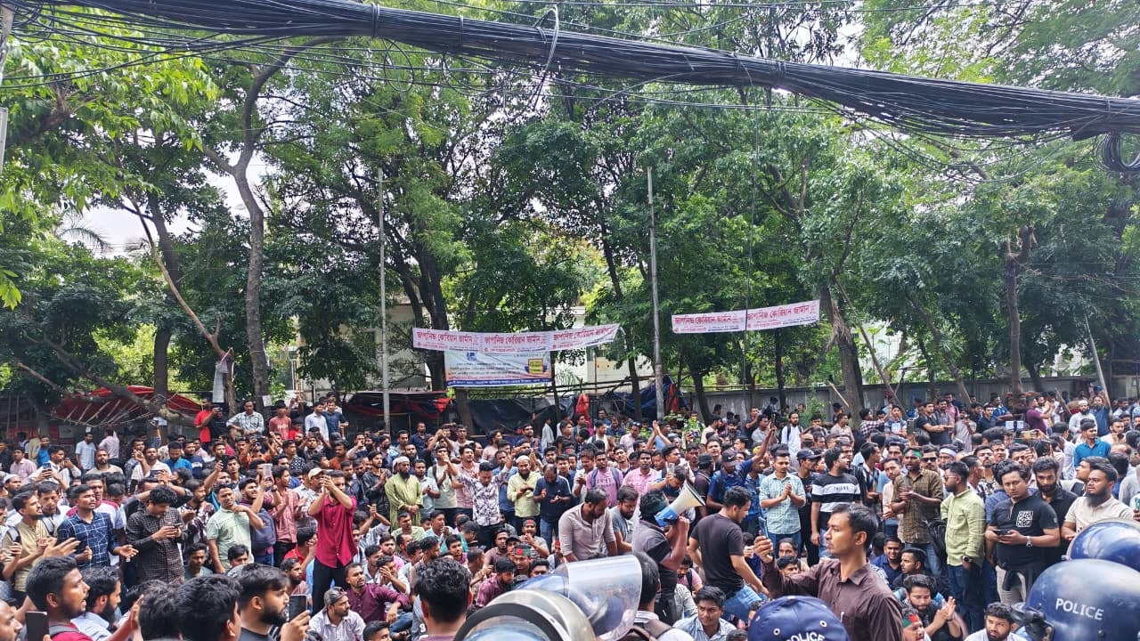 প্রবাসী কল্যাণ মন্ত্রণালয় ঘেরাও কোরিয়ার ভিসা-প্রত্যাশীদের