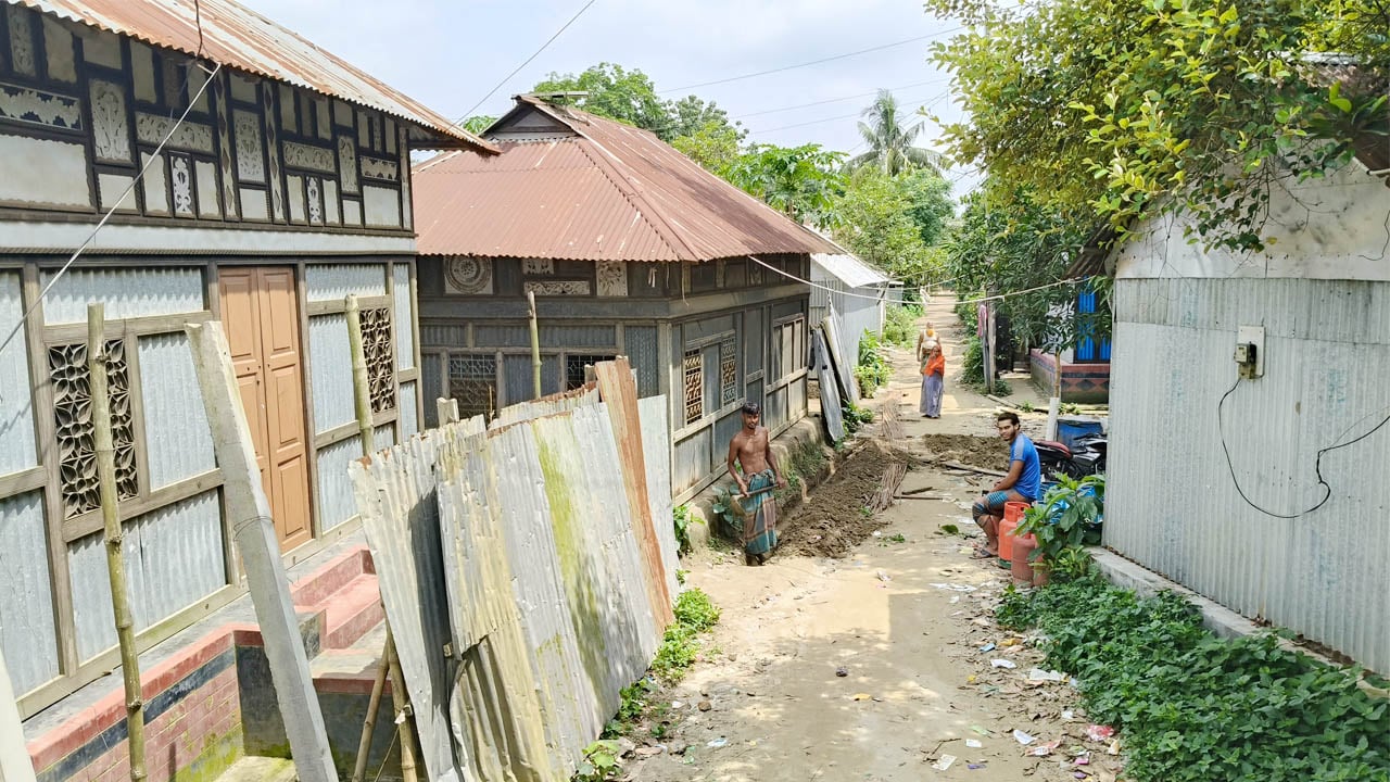 তিতাসের পুনিয়ারটন গ্রামে লাগেনি উন্নয়নের ছোঁয়া