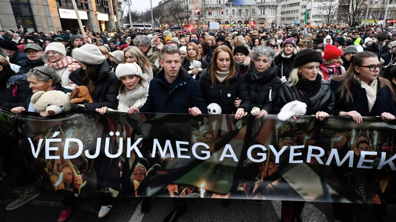 হাঙ্গেরির প্রধানমন্ত্রী অরবানের পদত্যাগ দাবিতে ব্যাপক বিক্ষোভ