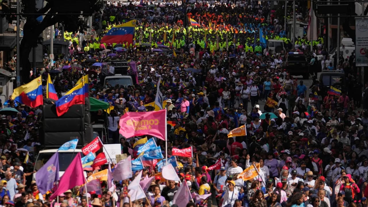 মাদুরোর সমর্থনে ভেনেজুয়েলায় ব্যাপক বিক্ষোভ