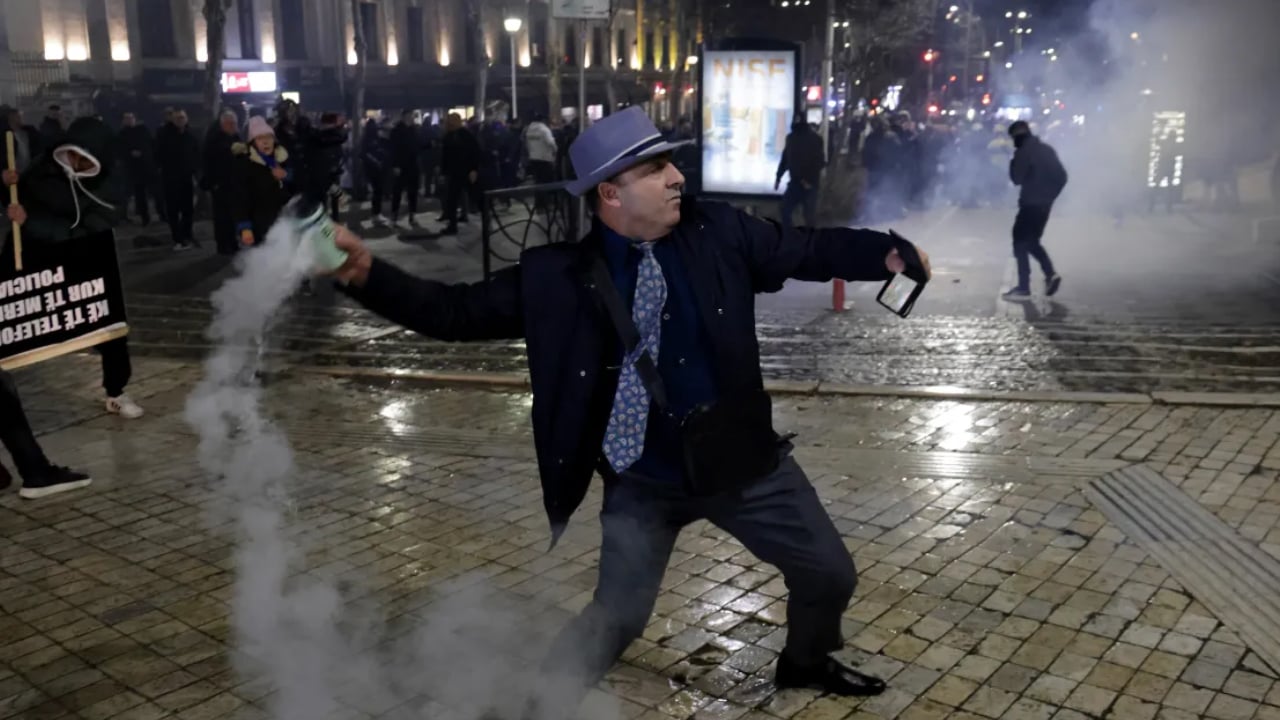 আলবেনিয়ায় সরকার বিরোধী সহিংস বিক্ষোভ, আহত ১৬