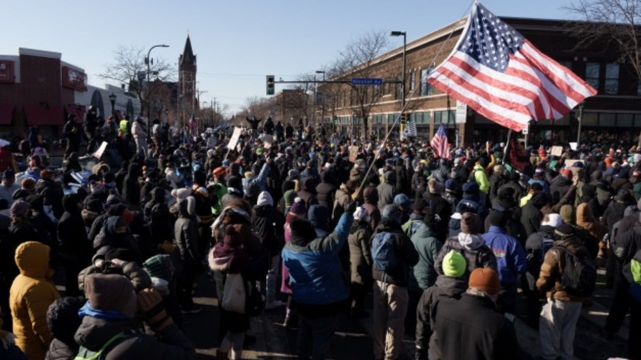 যুক্তরাষ্ট্রে আইসিই কর্মকর্তার গুলিতে মার্কিন নাগরিক নিহতের ঘটনায় বিক্ষোভ