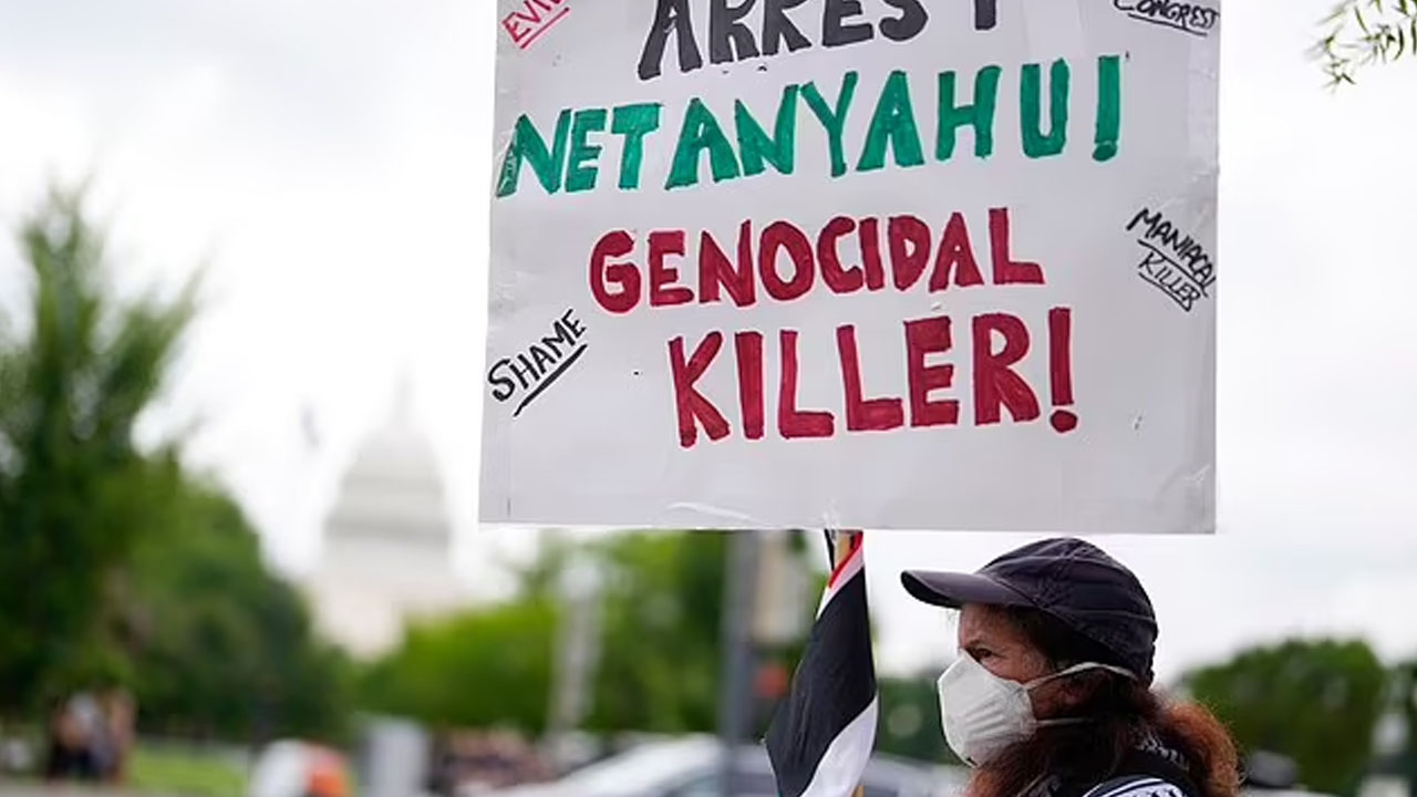 নেতানিয়াহুকে গ্রেপ্তারের দাবিতে ওয়াশিংটনে বিক্ষোভ