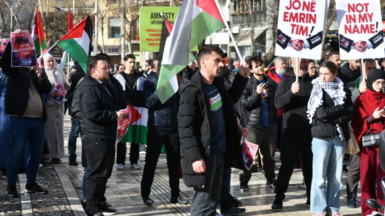 আলবেনিয়ার প্রধানমন্ত্রীর ইসরাইল সফরের প্রতিবাদে তিরানায় বিক্ষোভ