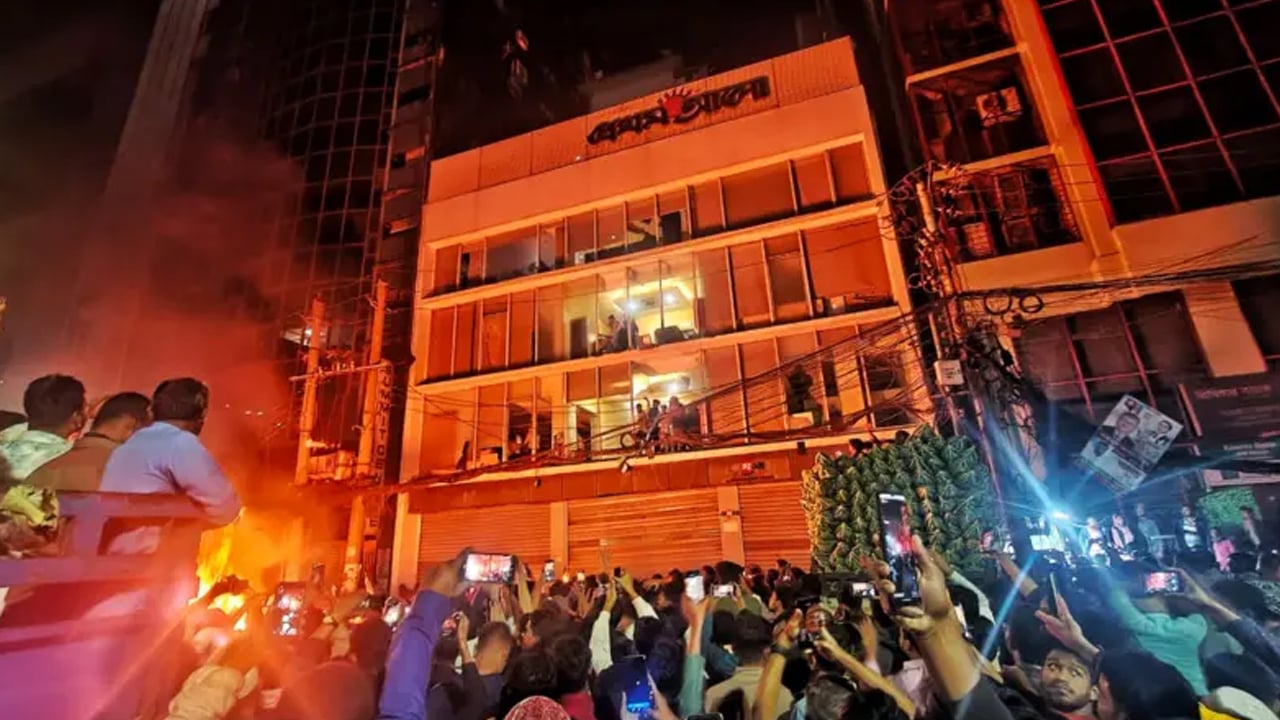 প্রথম আলো-ডেইলি স্টারে অগ্নিসংযোগ, ঘটনাস্থলে সেনা মোতায়েন